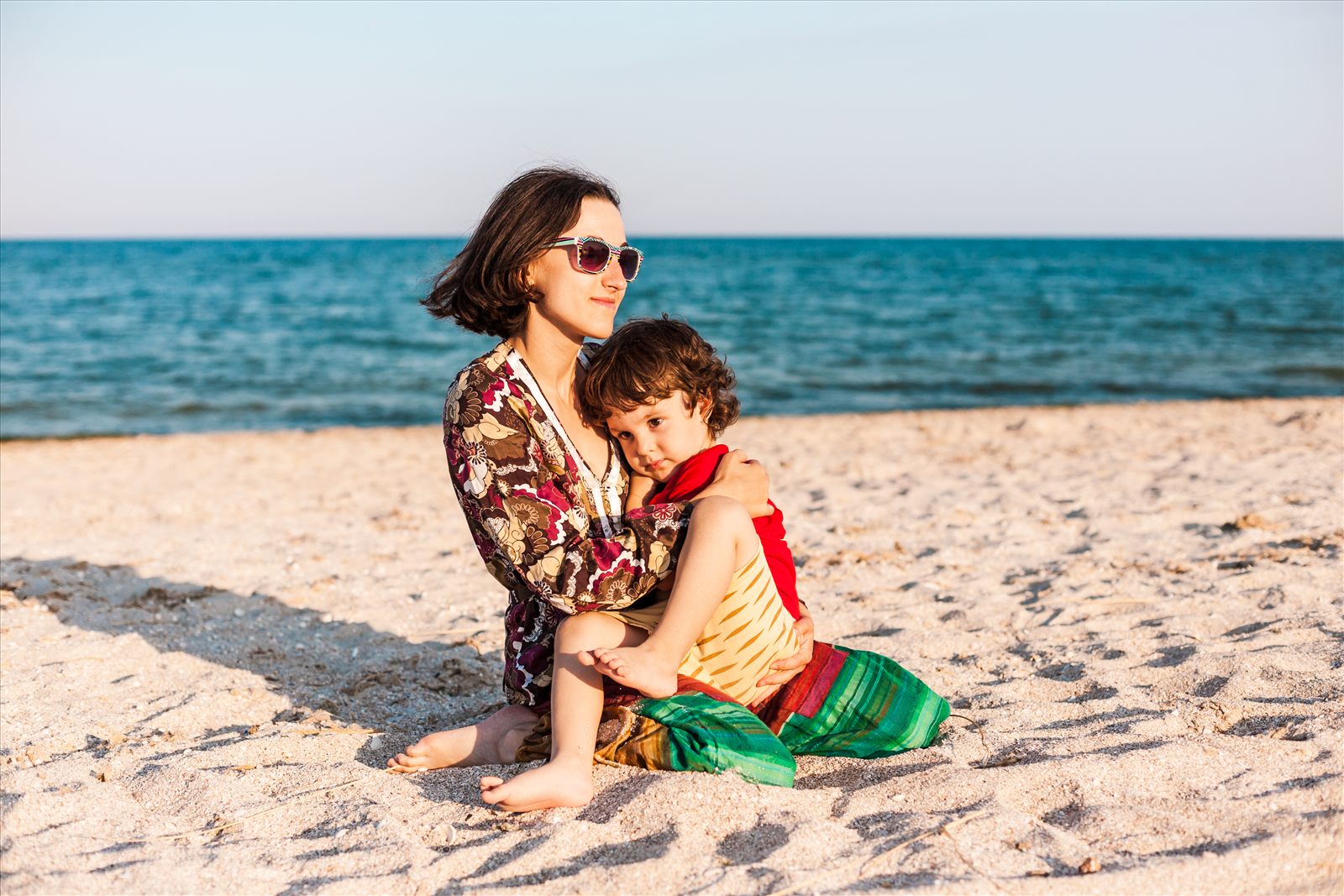 Mutter mit Kind am Strand als Symbolbild für Familienurlaub in Belek