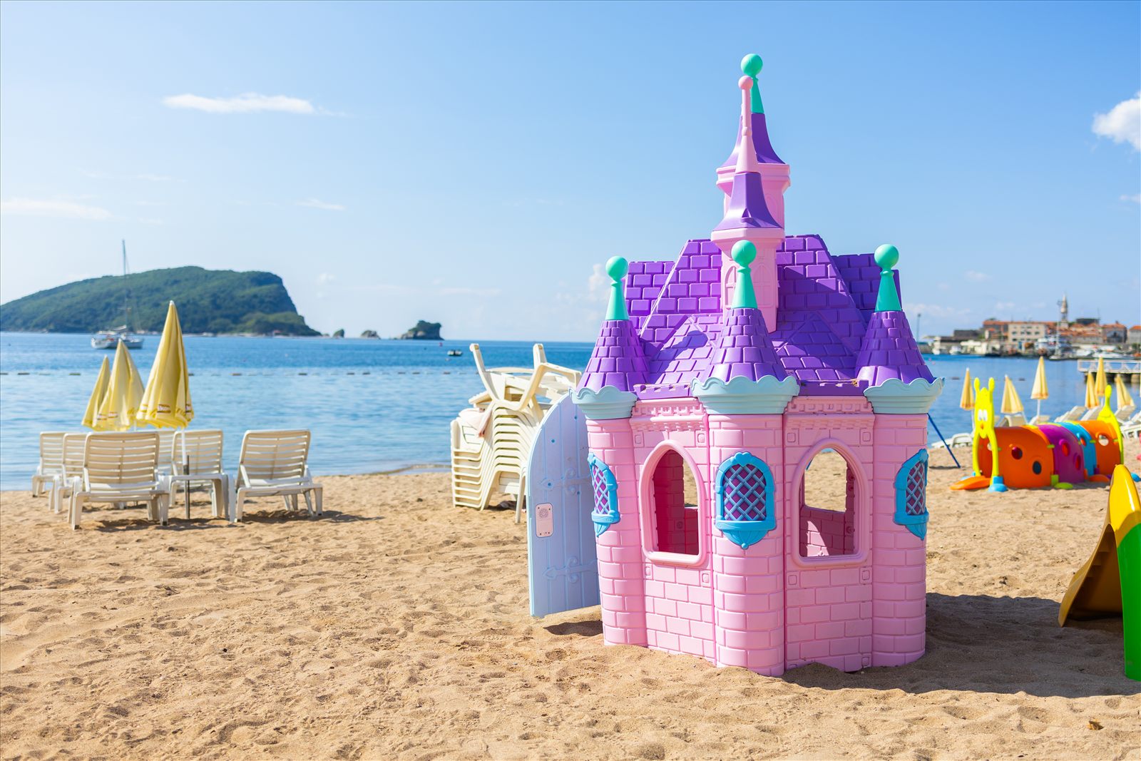 Kinder am Sandstrand als Symbolbild für Familienresorts in Belek